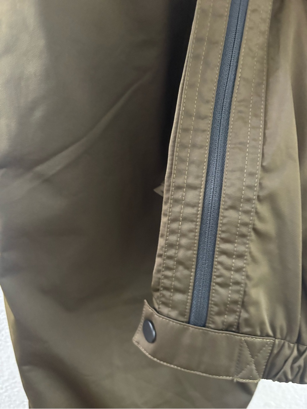 Athleta Radiant Jogger pants featuring ankle zippers shiny sateen finish size 14 - Picture 8 of 9